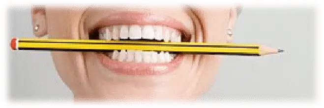 Zęby zaciśnięte na ołówku z podniesionymi wargami
